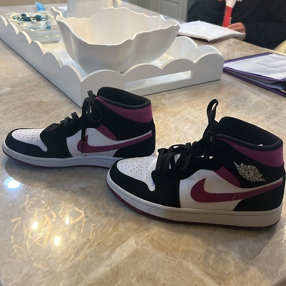 Nike Air Jordan mid tops. These are absolutely amazing. Near perfect - Picture 4 of 5